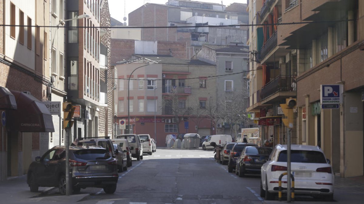 Vista de la calle Paer Casanovas, donde ayer al mediodía tuvo lugar el asalto en un piso.