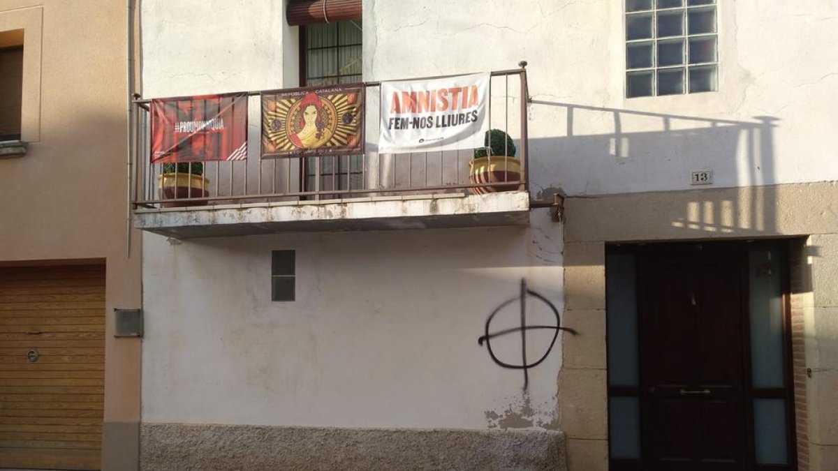 Imatge de la pintada a la façana d’una casa d’Anglesola.
