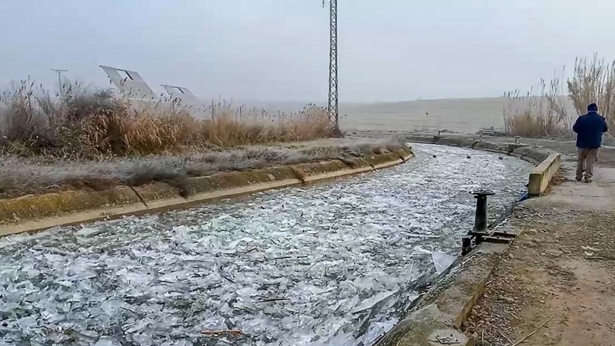 El canal de Aragón y Cataluña, completamente helado.