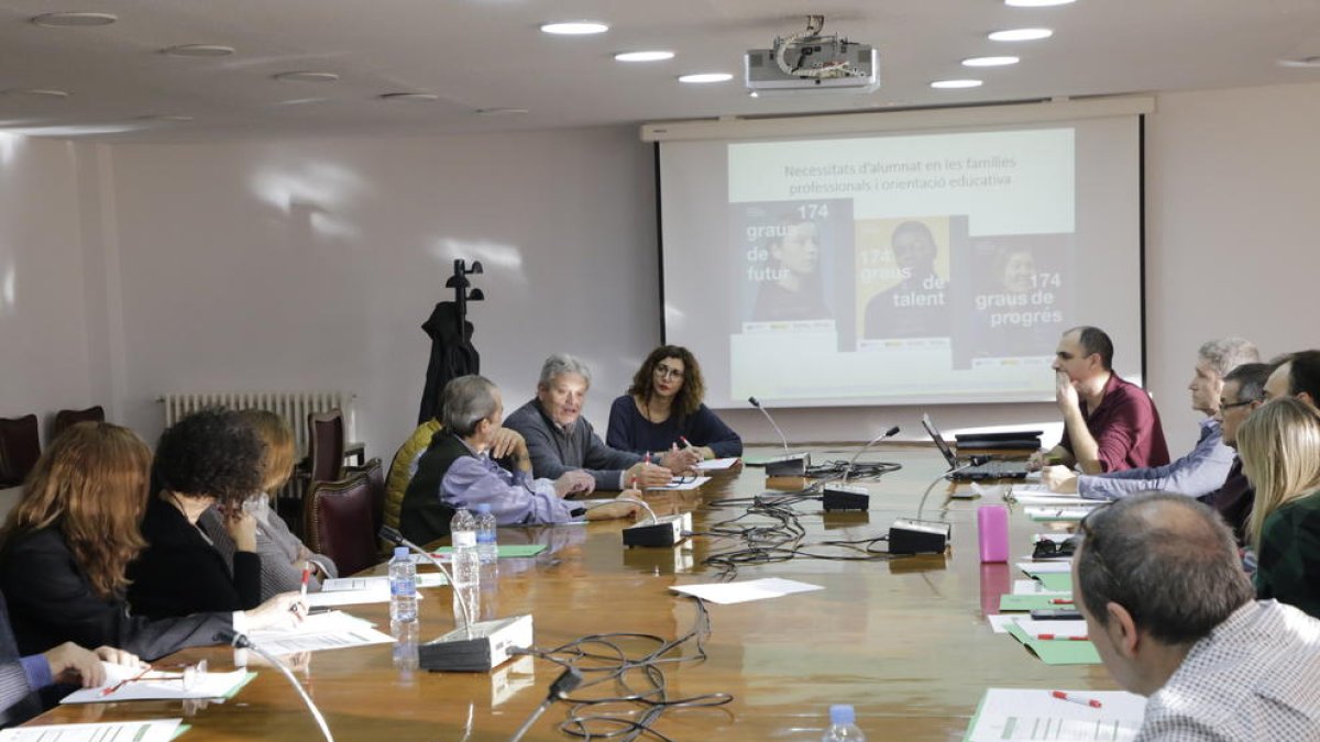 La taula redona que es va celebrar ahir a la Cambra de Comerç.