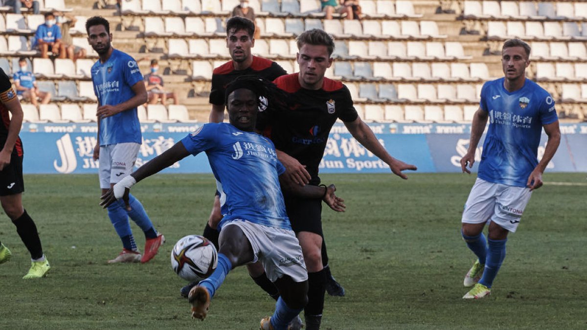 Moha Keita lluita amb un rival en una acció del partit d’ahir.