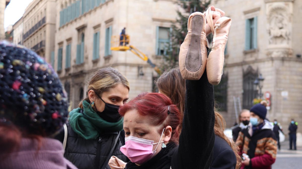 Las escuelas de danza protestaron ayer en Barcelona por su cierre.