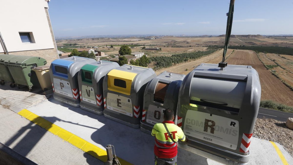 Imatge d’arxiu de la instal·lació de les illes de contenidors a Alfés, el juliol de l’any passat.