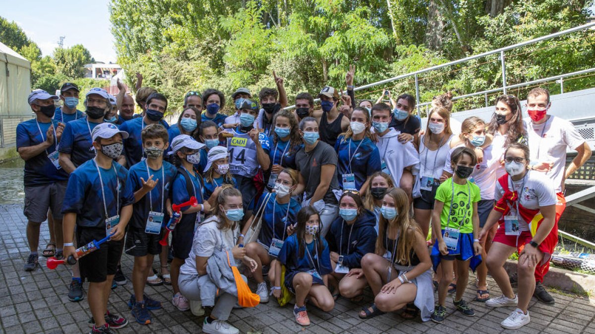 La cantera del Cadí celebra las medallas de sus compañeros.