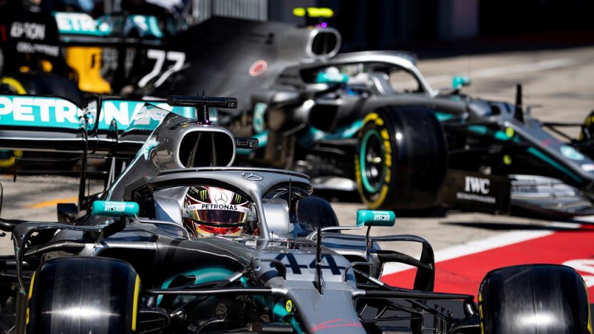 El britànic Lewis Hamilton i darrere el seu company Valtteri Bottas ahir durant la qualificació.
