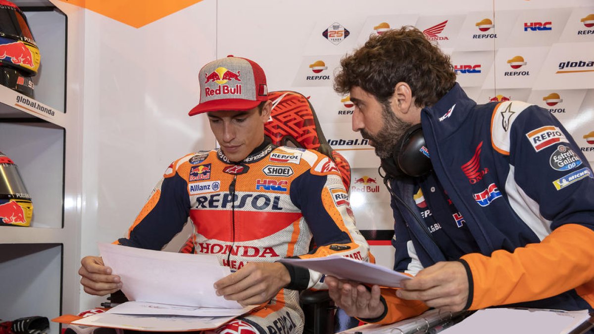 Marc Màrquez analiza los datos de su rendimiento en el box de su equipo.