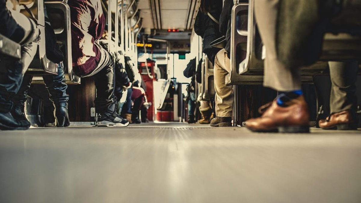 Un conductor de bus de Barcelona utiliza el móvil y manjar pipas mientras conduce