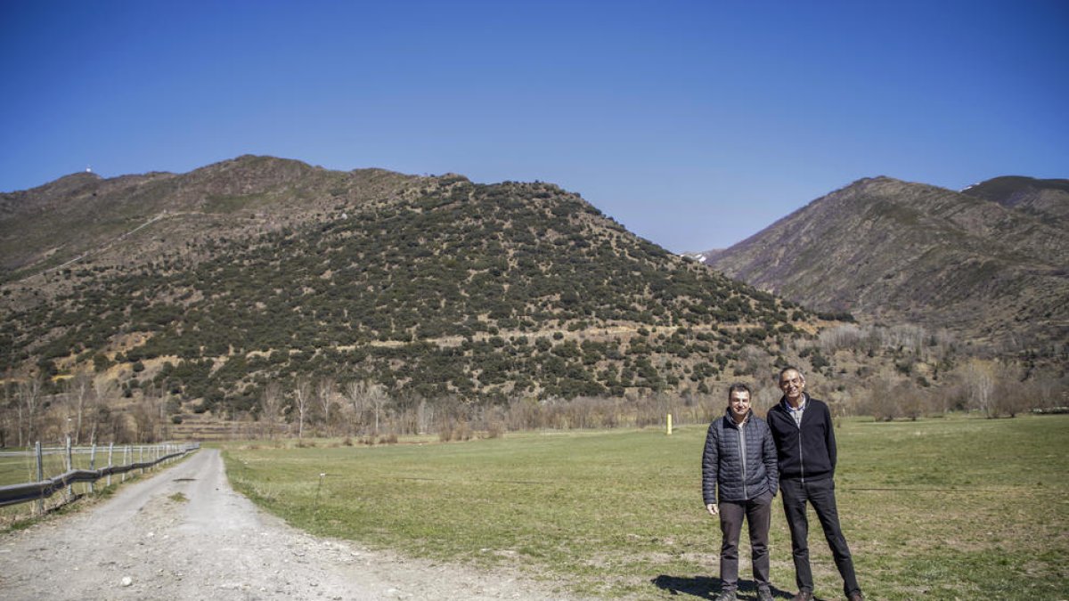 Carles Cortina y Josep Antoni Cervós delante de los prados vetados por el ACA por inundables.