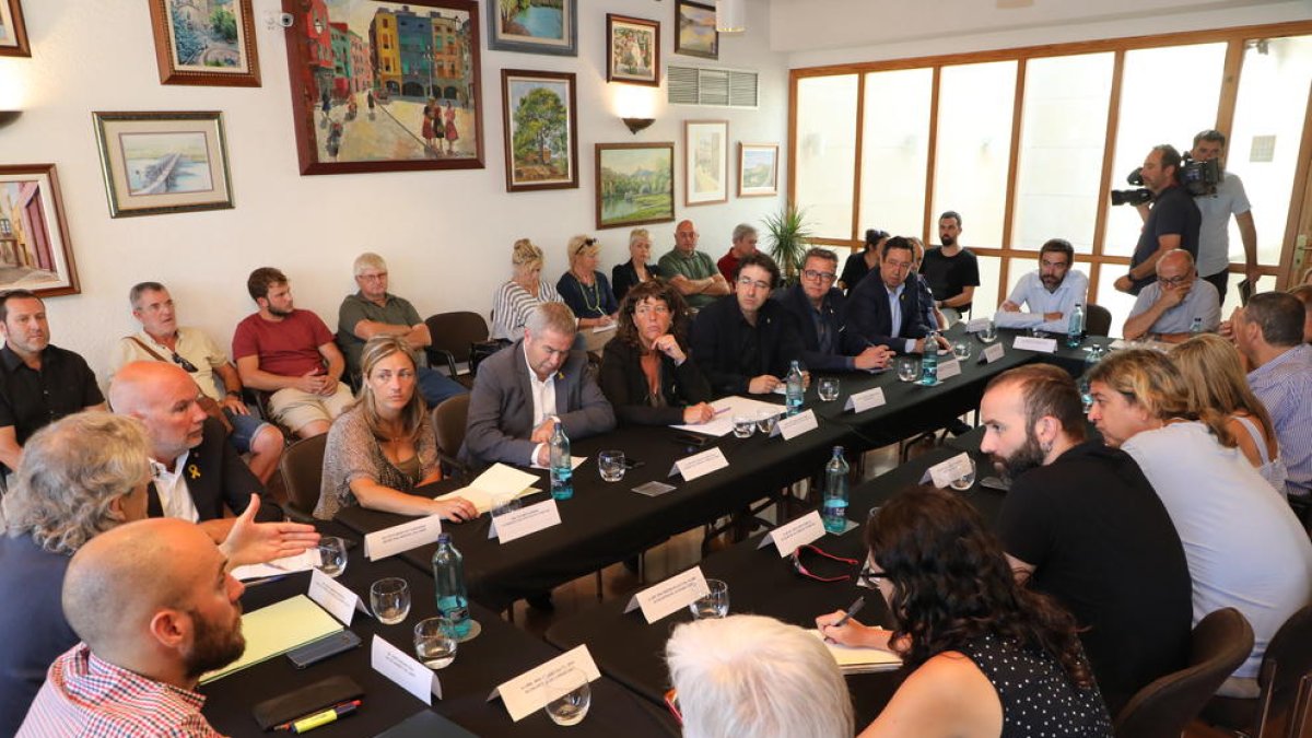 Reunió d’alcaldes dels municipis afectats pel gran incendi amb la consellera a Flix.