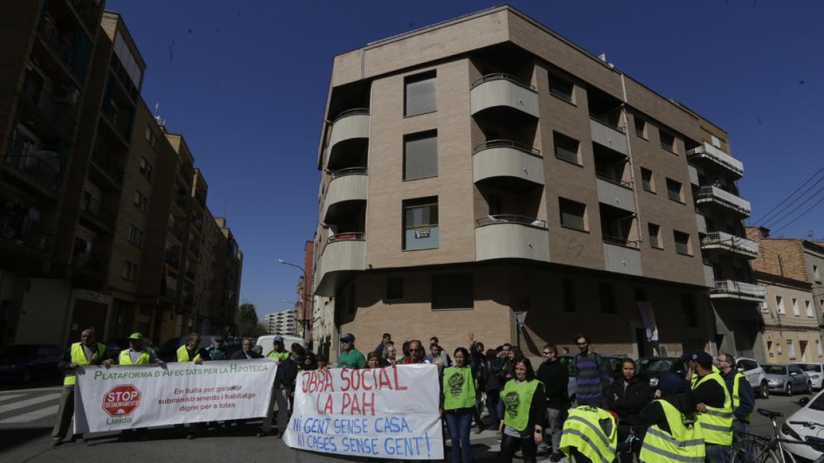 Activistes de la PAH es van concentrar ahir al matí davant del bloc de pisos okupat.