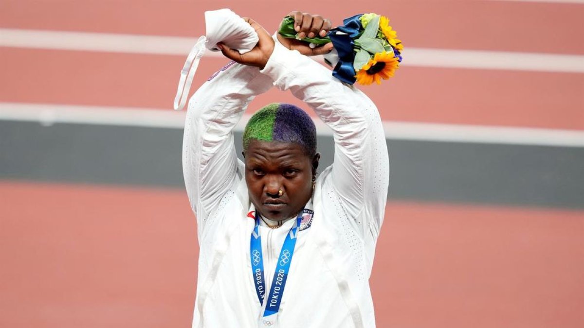 Raven Saunders protesta cruzando sus brazos tras recibir la medalla