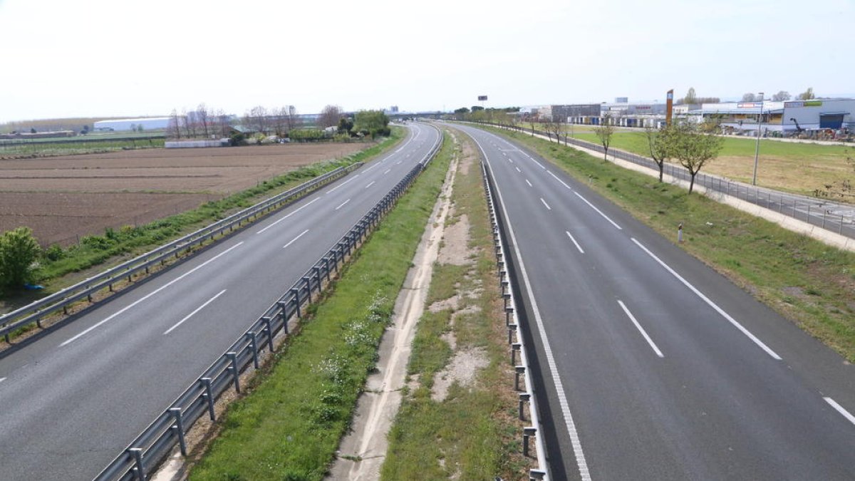 La autovía A2, ayer presentaba este aspecto, completamente desierta.