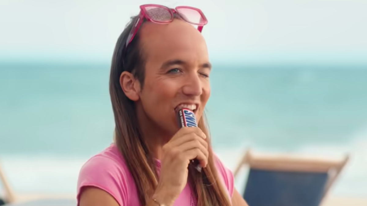 Polèmica pel nou anunci de les barretes Snickers per ser 'homòfob' i 'plumòfob'