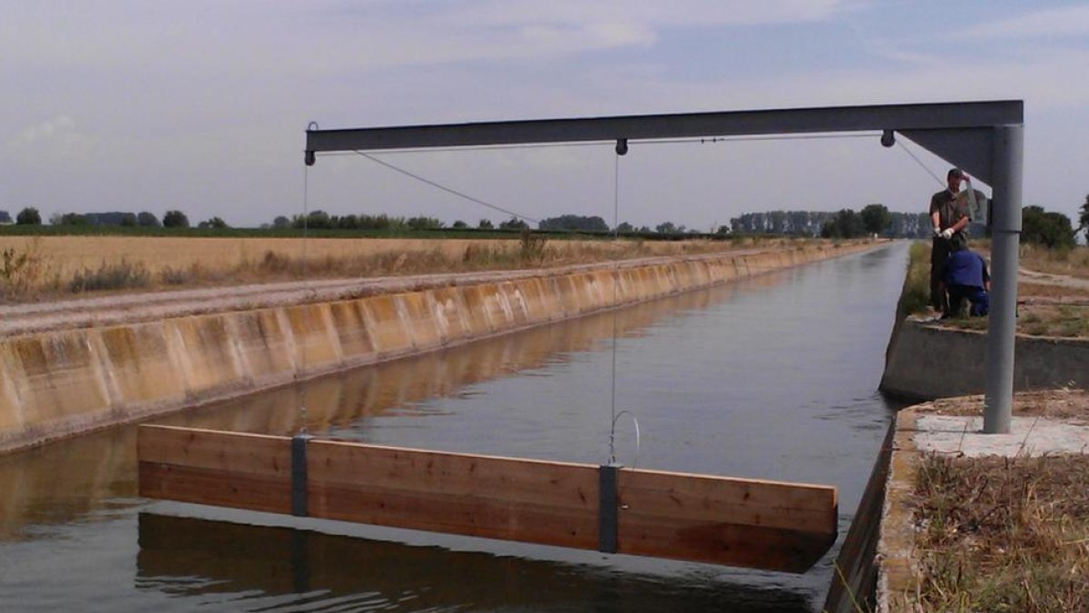 Un deflector colocado ante una rampa para desviar a los animales que puedan caer en el canal.