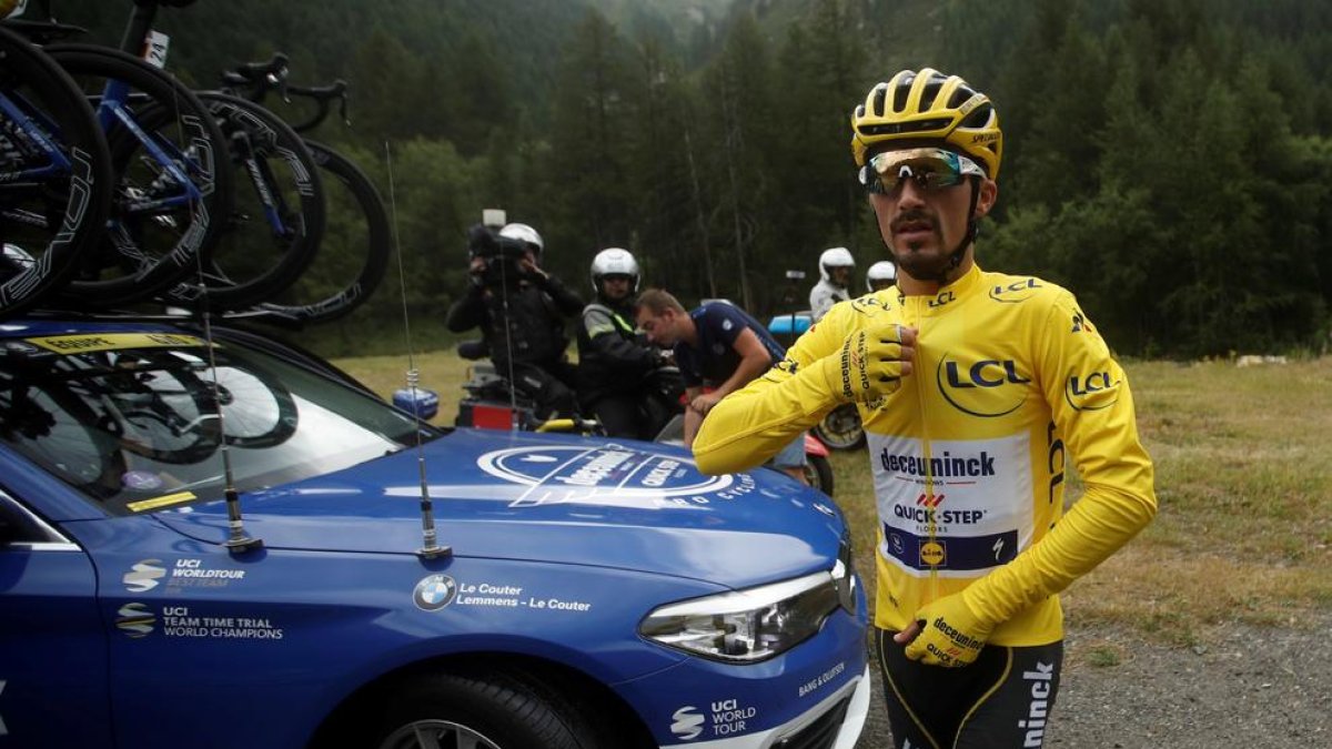 Julian Alaphilippe se dispone a subirse al coche de su equipo tras suspenderse la etapa.