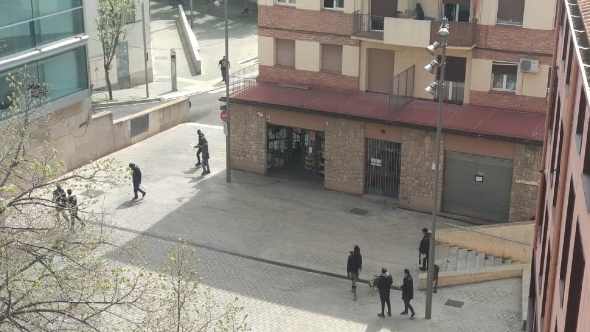 Un hombre ayer por la mañana en los huertos de Rufea.