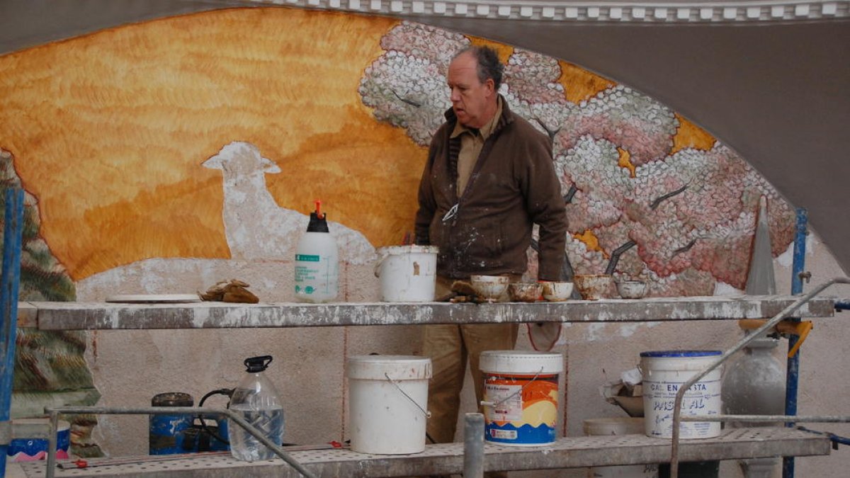 Josep Minguell, ayer junto al mural que está pintando en la iglesia de Santa Coloma de Queralt.