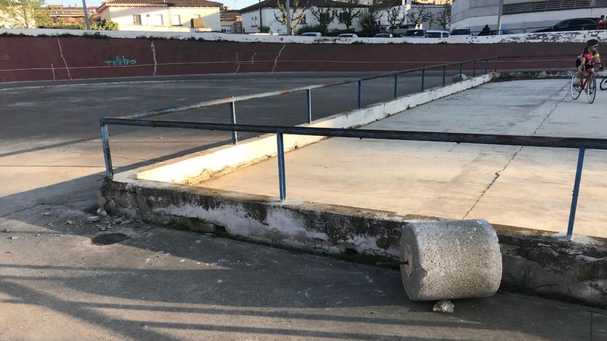 Equipamiento centenario - Una instalación en su día tan emblemática como el velódromo se encuentra desprotegida y, al margen de su deterioro, ya que la pista presenta numerosas grietas, es foco frecuente de actos de vandalismo y botellón. Fr ...