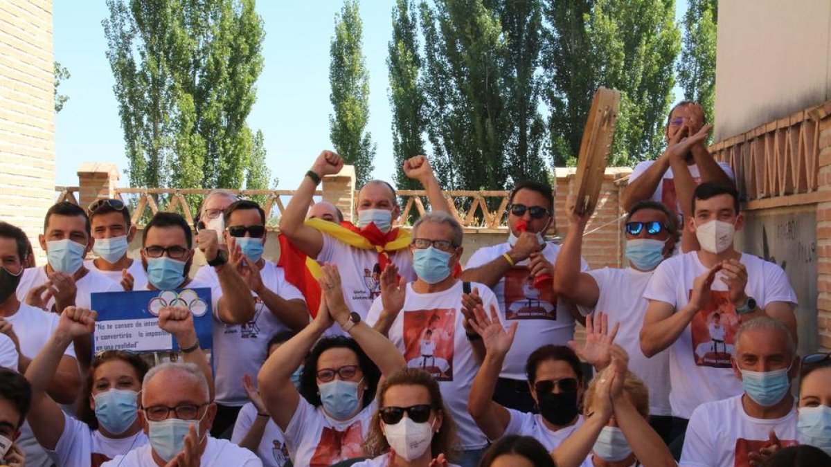 La familia de la karateca Sandra Sánchez, que ha seguido desde la localidad toledana de Talavera de la Reina la actuación en Tokio de la campeona del mundo en 2018 y cuatro veces campeona de Europa, celebra la medalla de oro lograda en la prueba de Kata Femenino en los Juegos Olímpicos de Tokio 2020