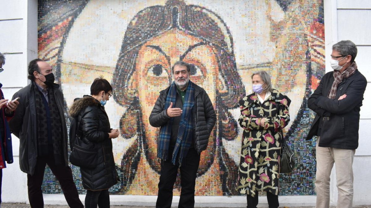 El fotógrafo Joan Fontcuberta, en el centro, durante el acto de presentación de su obra.