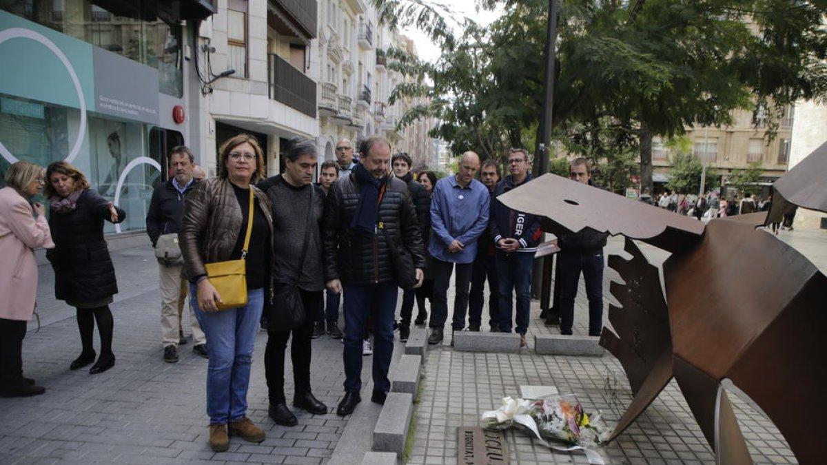 Foto de familia de los cinco supervivientes del bombardeo del Liceu que quedan con vida, y que ayer protagonizaron el tributo.