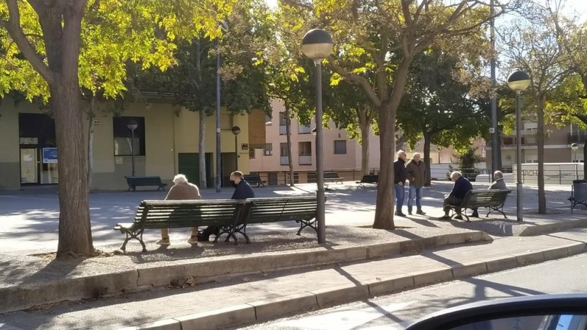 Ancianos en la calle porque aún están cerradas - El hecho de que las llars municipales para la tercera edad estén cerradas está provocando que sus usuarios habituales pasen más tiempo en la calle, como se ve en esta imagen del barrio de Magr ...