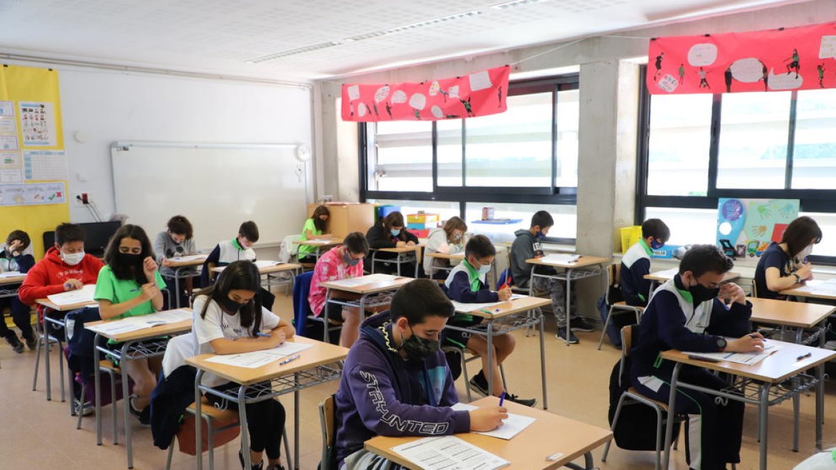 Los alumnos de sexto de Primaria del colegio La Mitjana, durante las pruebas ayer por la mañana.