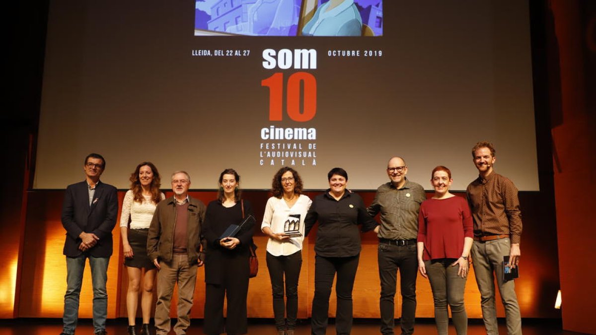 Fotografía de grupo de galardonados y jurados en la clausura del Som Cinema en el CaixaFòrum.