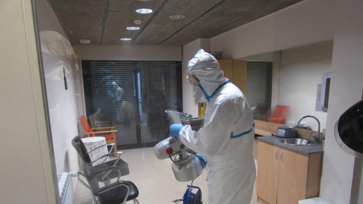 Tasques de desinfecció preventiva en un geriàtric de Sort, ahir.