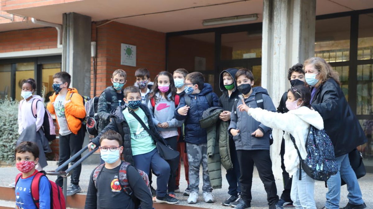 Alumnes del col·legi Frederic Godàs de Cappont al sortir ahir de classe.