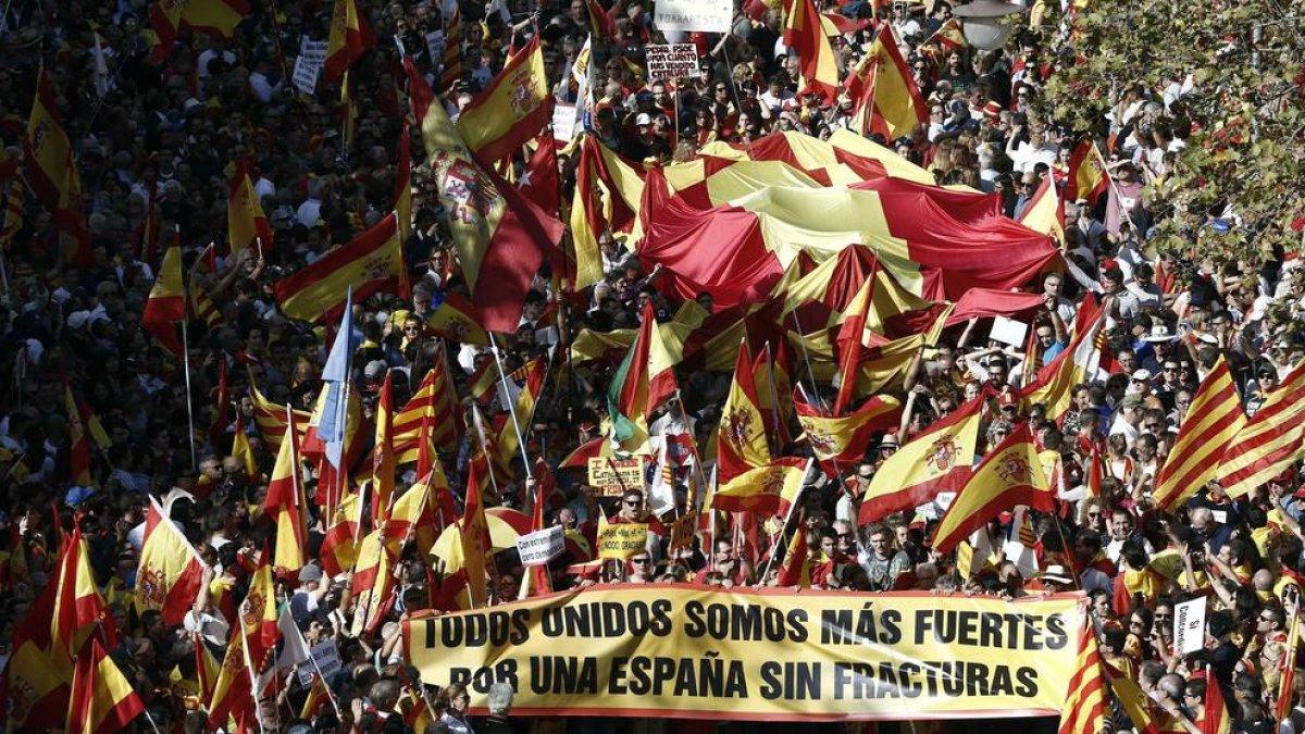 La manifestación constitucionalista de ayer en el Passeig de Gracia de Barcelona, que congregó a varios miles de personas.