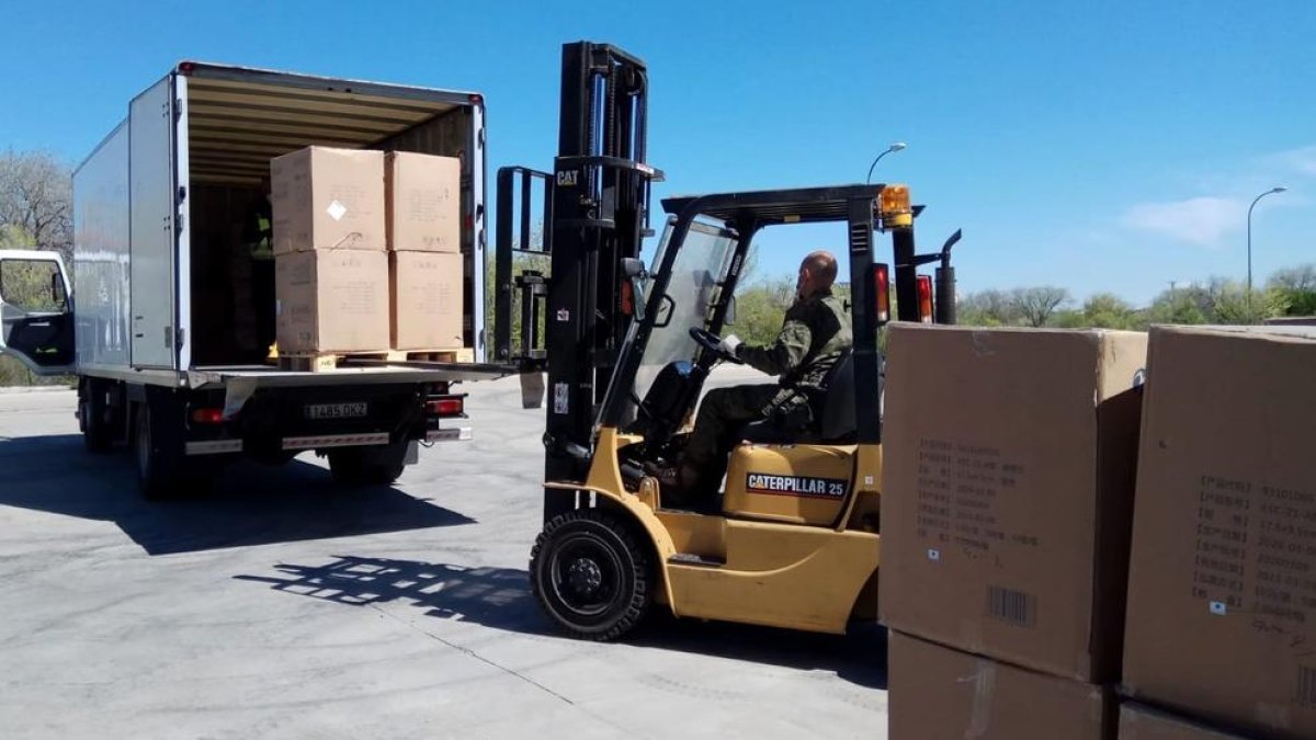 Repartiment de la primera tramesa de material sanitari, amb 1,2 milions de mascaretes, adquirit pel ministeri de Transports.