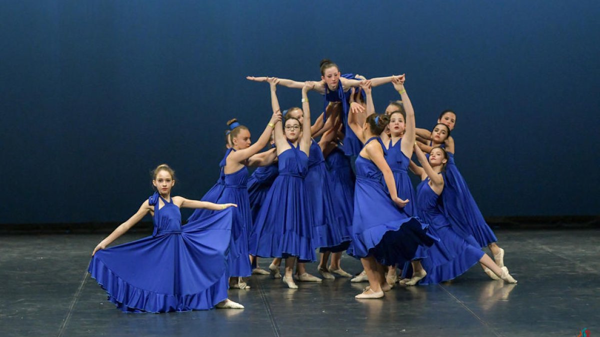 El grup de primer d’ESO, durant l’actuació al Certamen Nacional de Dansa de Burgos.