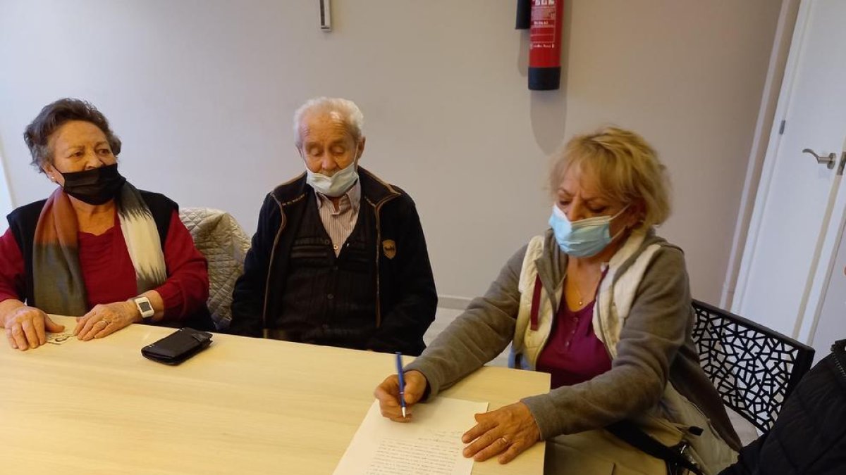 Gimena firmando el lunes la escritura con los anteriores propietarios de la vivienda.