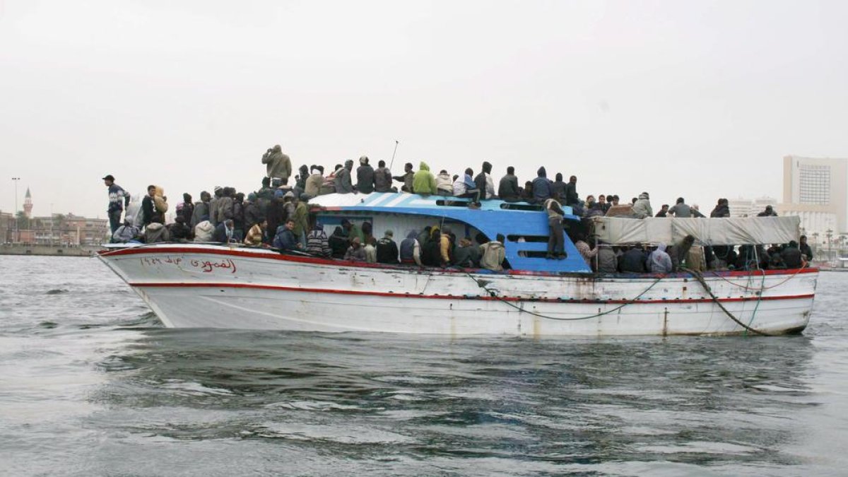 Foto d’arxiu d’un vaixell amb immigrants a prop de Líbia.
