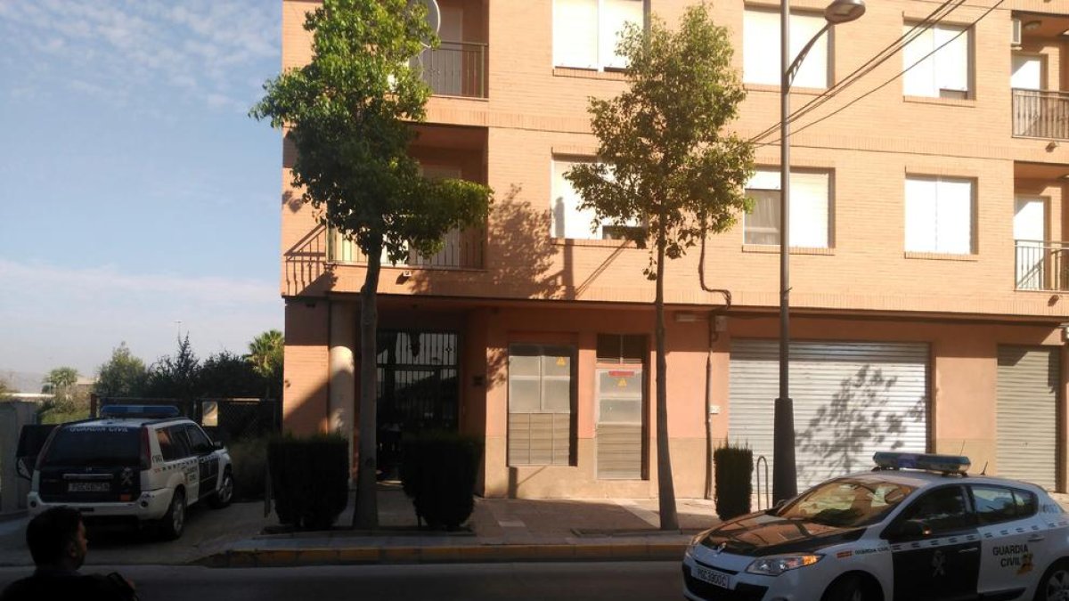 Fachada de la vivienda donde tuvo lugar el crimen.