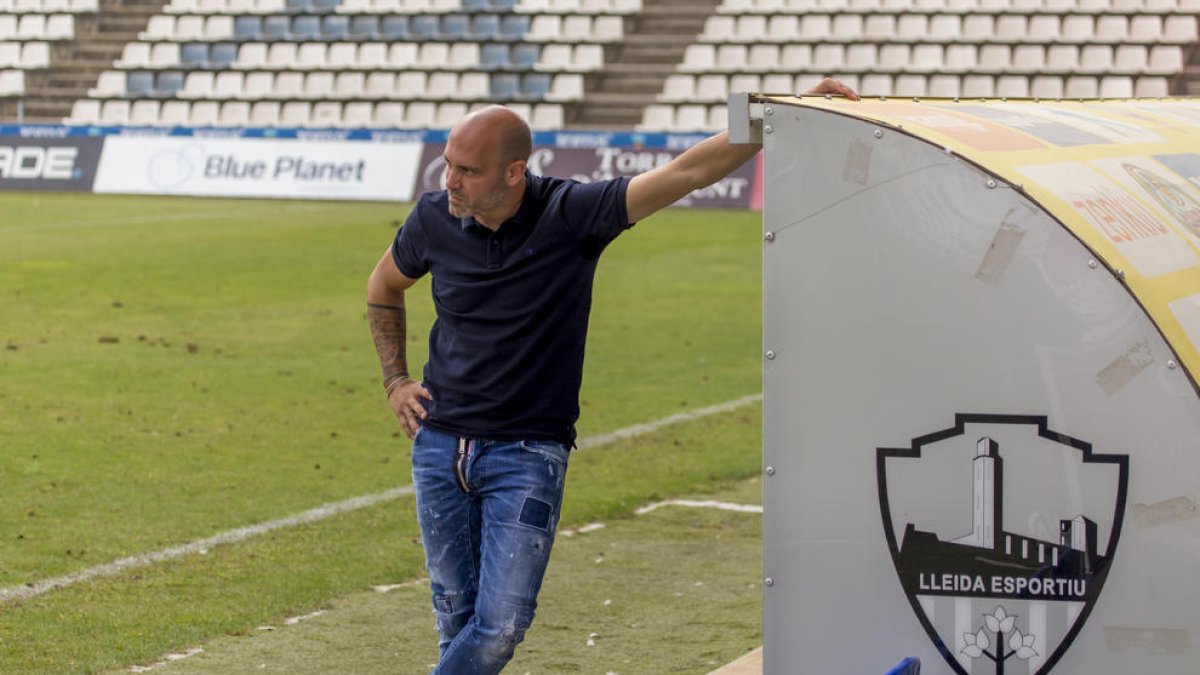 Gabri observa con gesto de preocupación el partido del domingo contra el Ibiza Islas Pitiusas.
