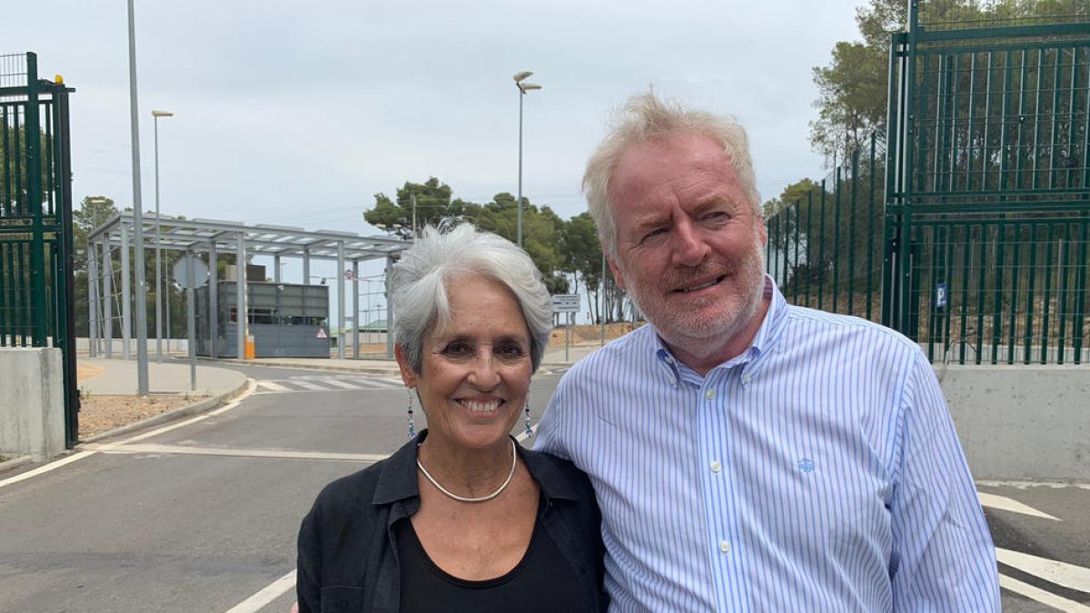 Joan Baez i Bill Shipsey a la porta de la presó de Mas Enric.