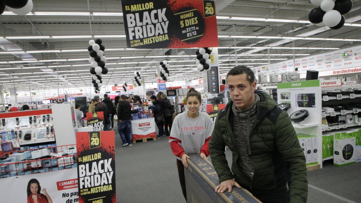 Una agencia de viajes muestra sus ofertas para el Black Friday.