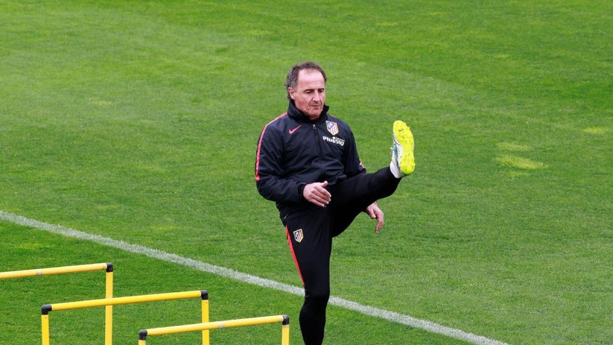 Óscar Ortega, durante una sesión de entrenamiento con el Atlético de Madrid.