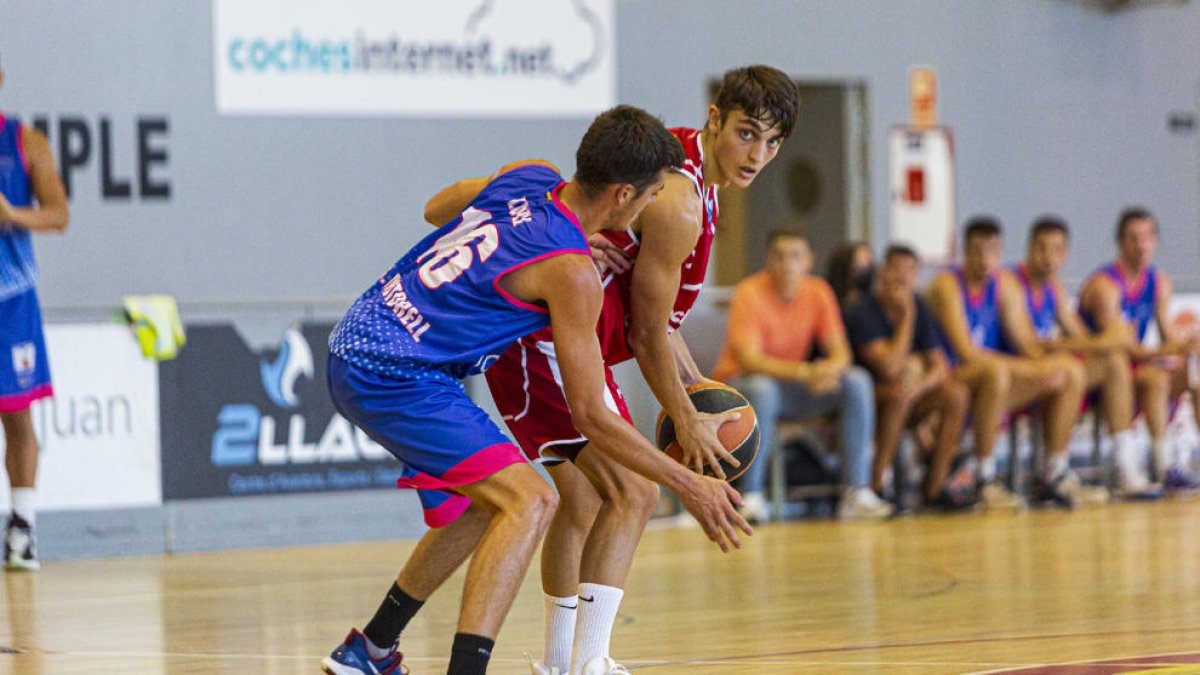 Àlex Rubín de Celis és defensat per Carlos Manzanares.