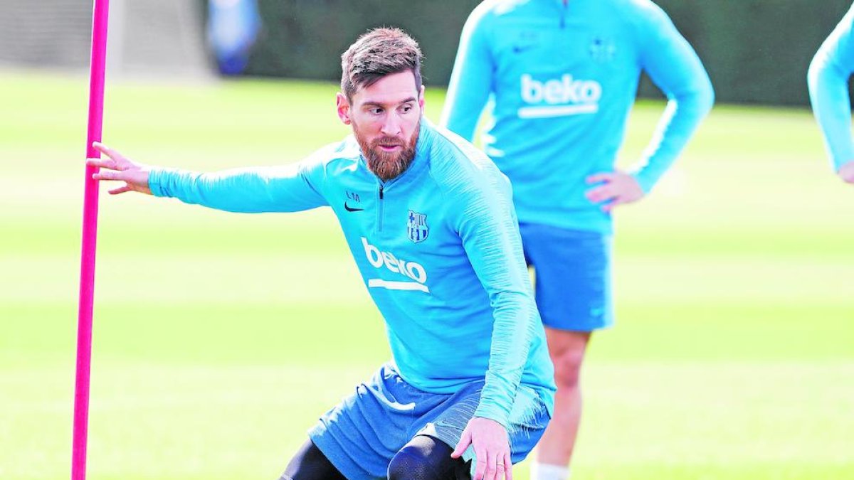 Leo Messi regresó a los entrenamientos con sus compañeros del Barça.
