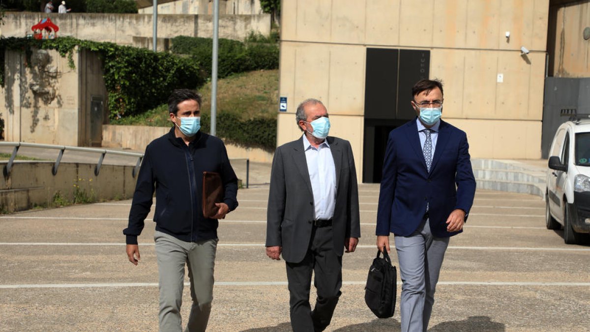 Joan Reñé, dirigiéndose ayer al juzgado con sus abogados para declarar ante la jueza.