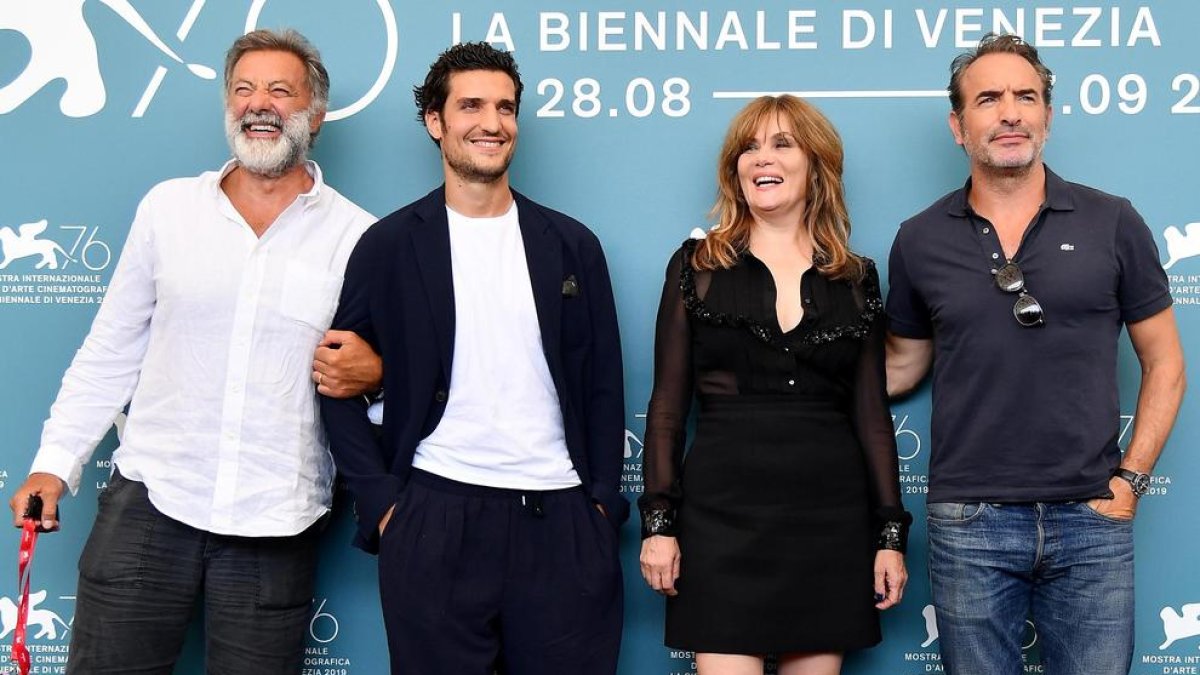 La actriz Emmanuelle Seigner, esposa de Polanski, ayer en la Mostra junto con el elenco de ‘J’accuse’.