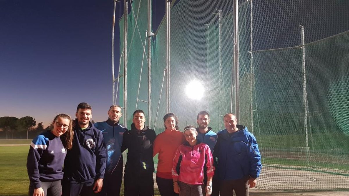 Grup de llançadors del Lleida UA, amb els entrenadors David Rubio i Albert Segués.