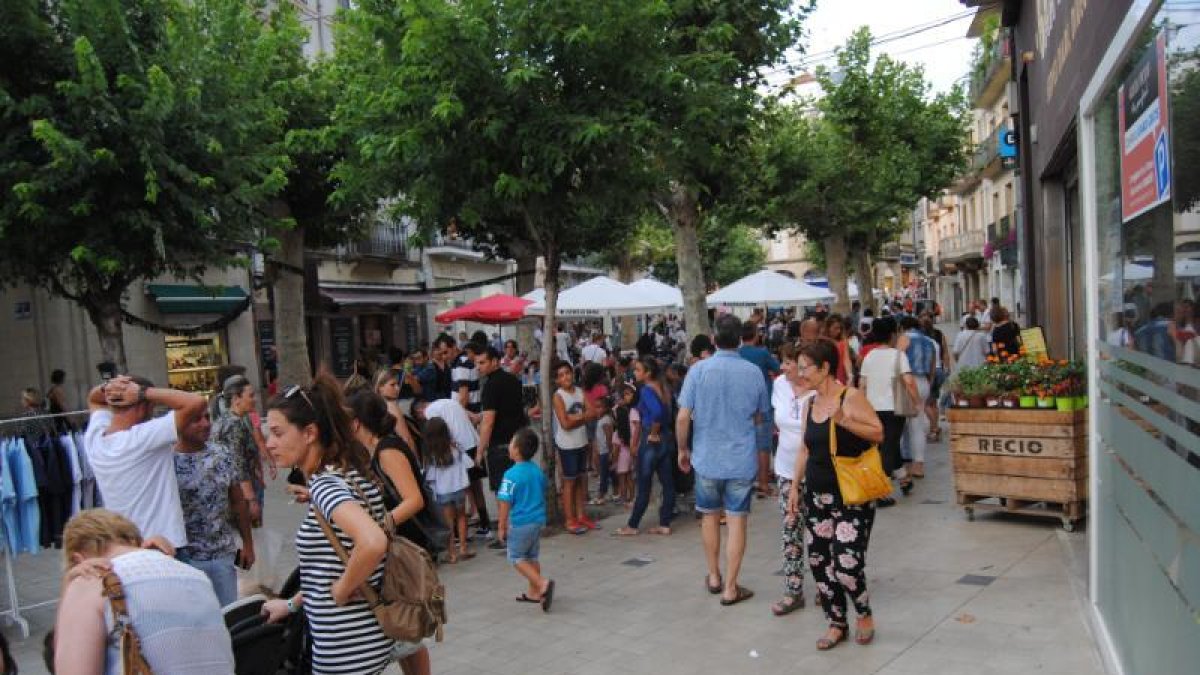 La plaza Major de Mollerussa ayer llena de visitantes.