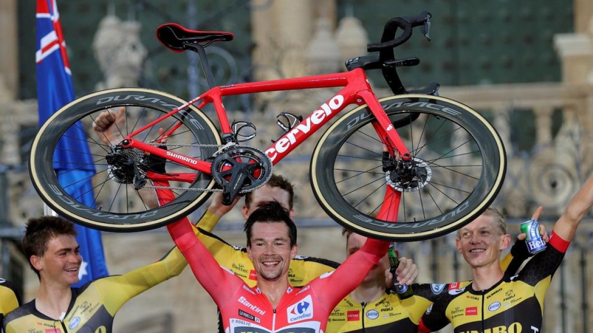 Roglic celebra, amb el seu equip, el triomf a la Vuelta.