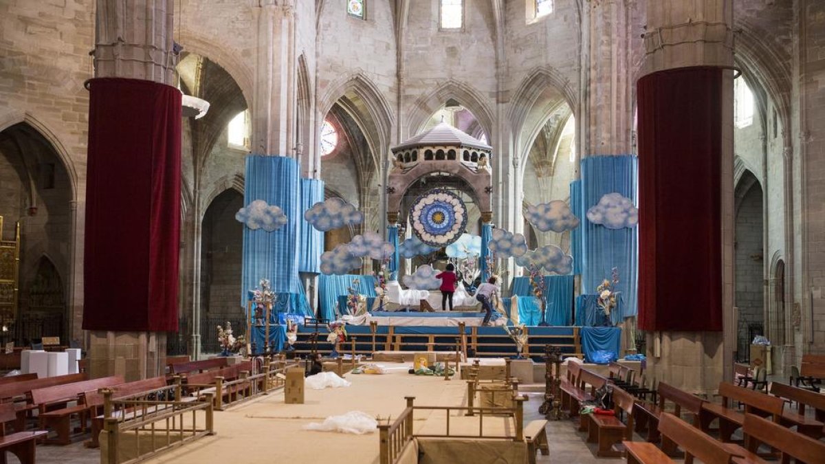 L’interior de l’església de Santa Maria de Cervera, ahir durant l’inici de l’adequació.