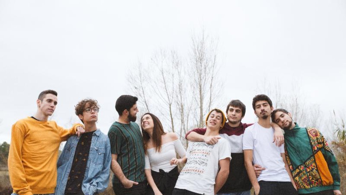 Imatge promocional de JOKB amb els vuit integrants.