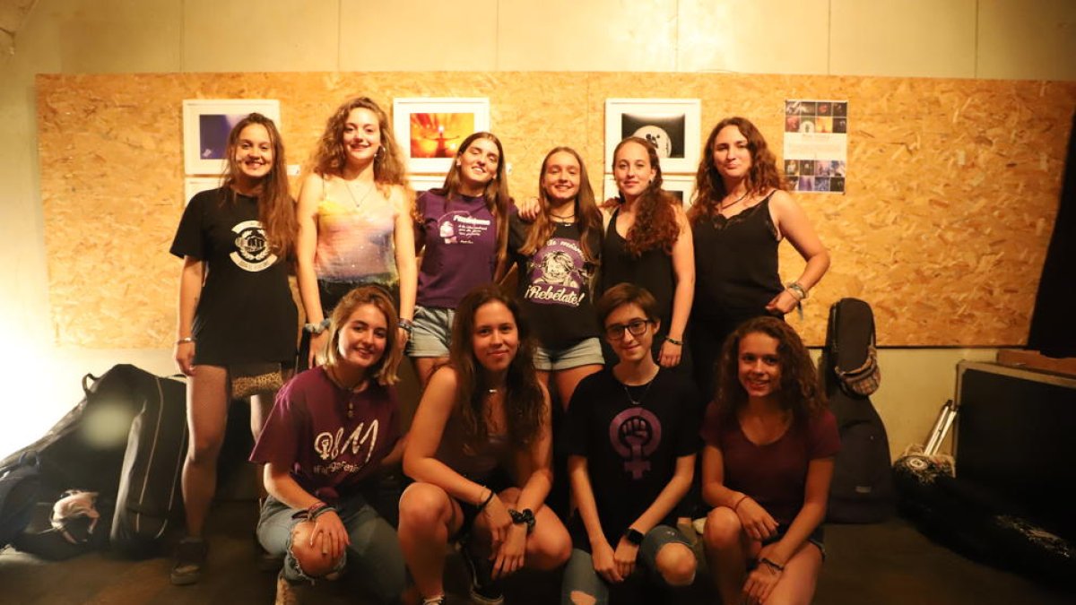 La organizadora y participantes, ayer antes del concierto.